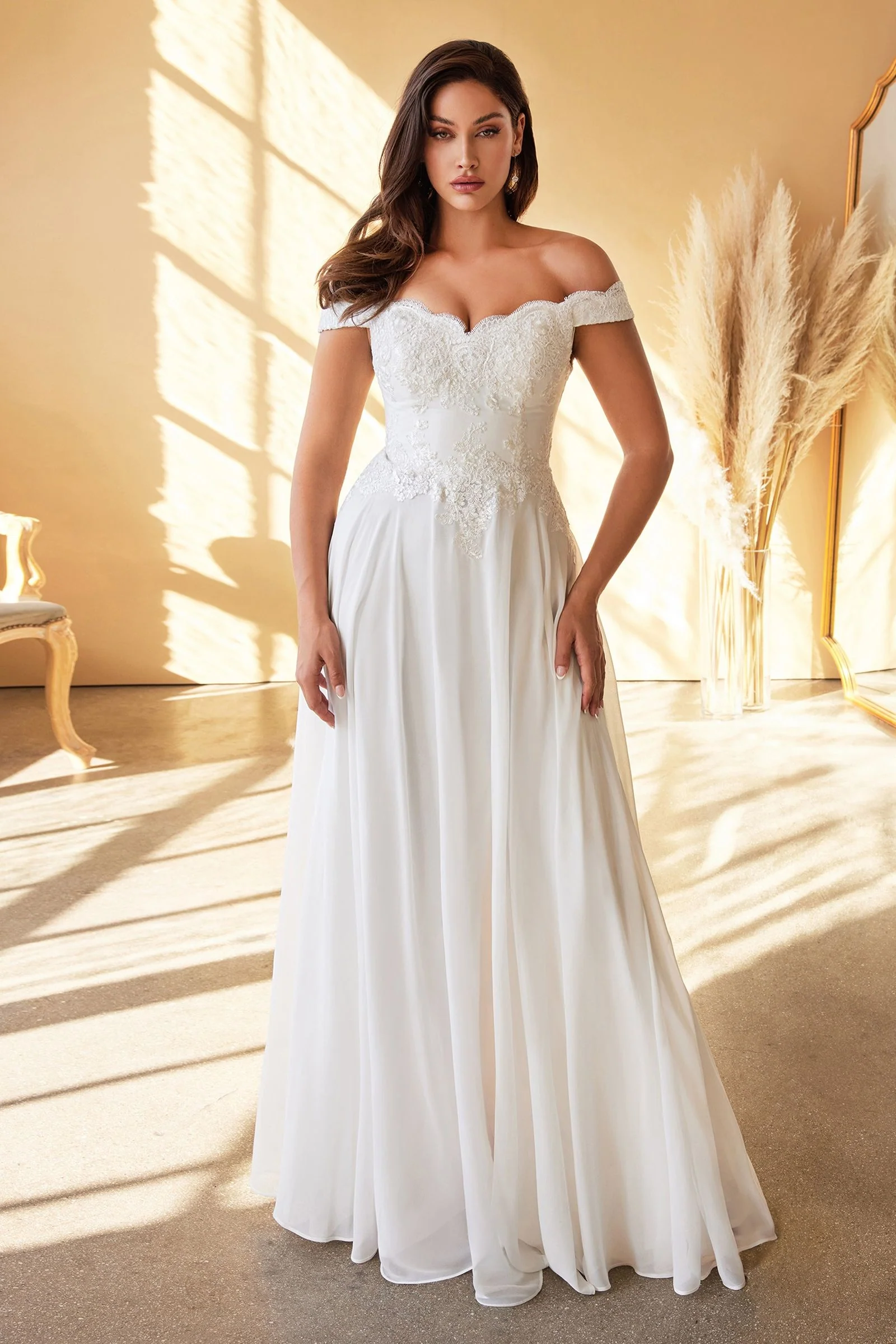 Vestido de novia con hombros descubiertos de encaje de Ladivine 7258W - Imagen 2